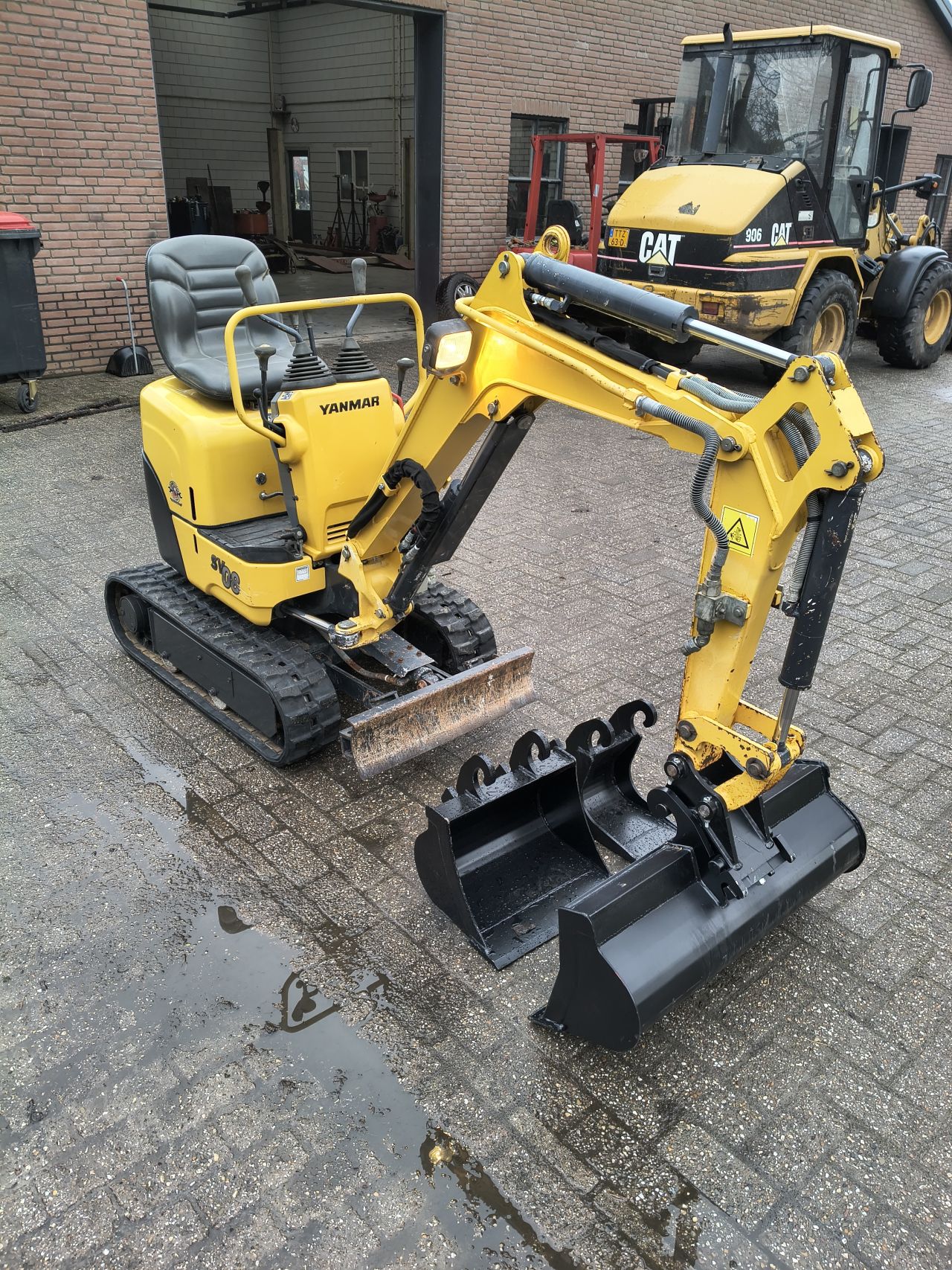 Yanmar sv08 minigraver nieuwstaat 326 uur 3 bakken