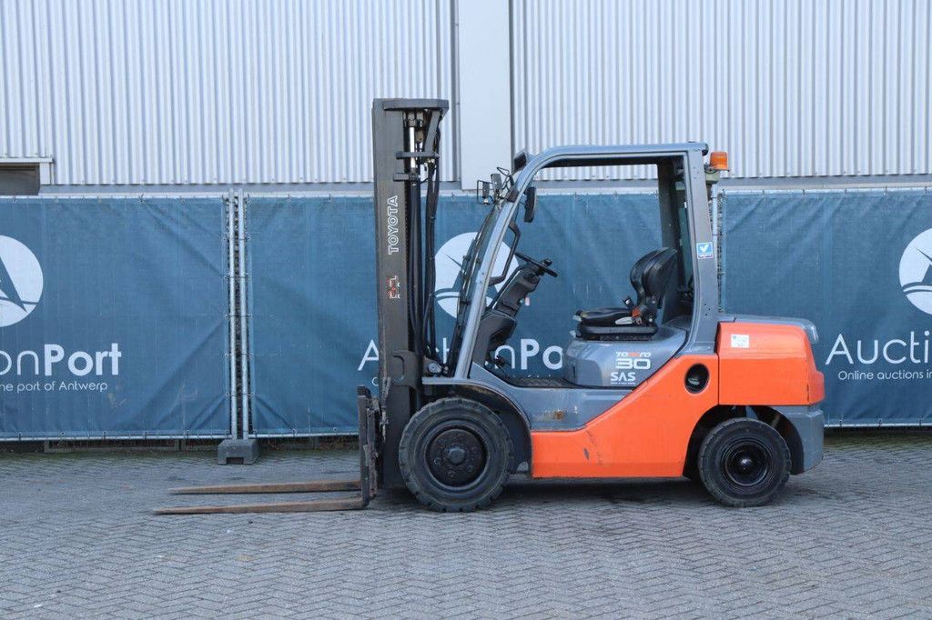 Gabelstapler Toyota 02-8FDF30 Diesel 3000kg 5.0m 2011