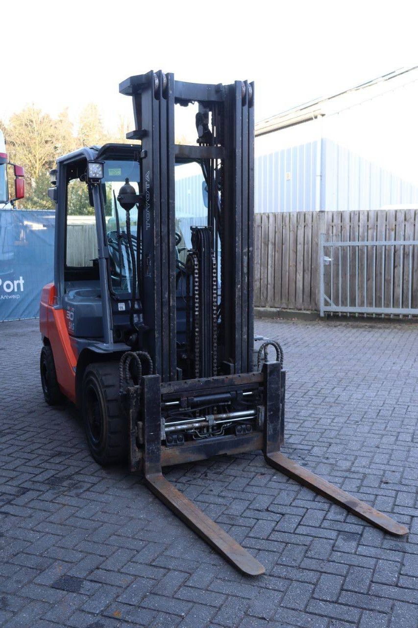 Gabelstapler Toyota 02-8FDF30 Diesel 3000kg 5.0m 2011