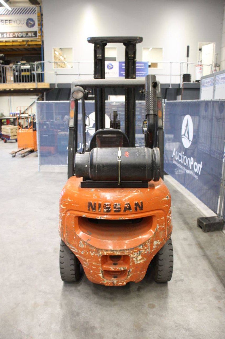 Nissan 30 LPG-Gabelstapler, 3000 kg, 6,0 m
