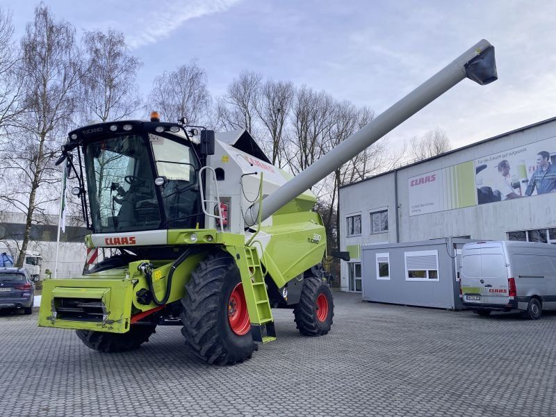Claas MÄHDRESCHER TUCANO 320