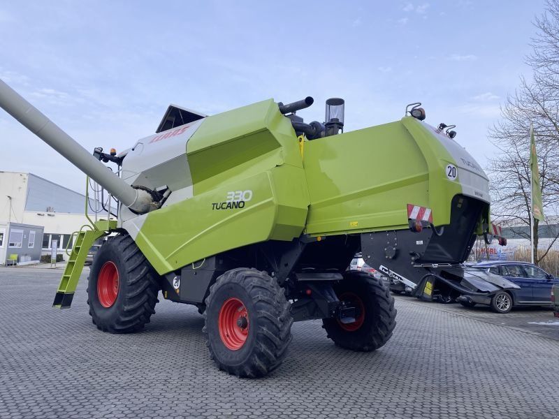 Claas MÄHDRESCHER TUCANO 320