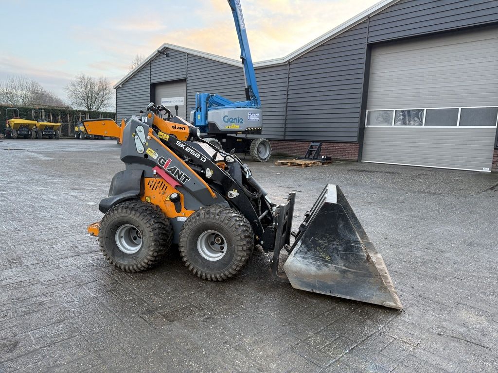 Giant SK252 D skid schranklader / minishovel