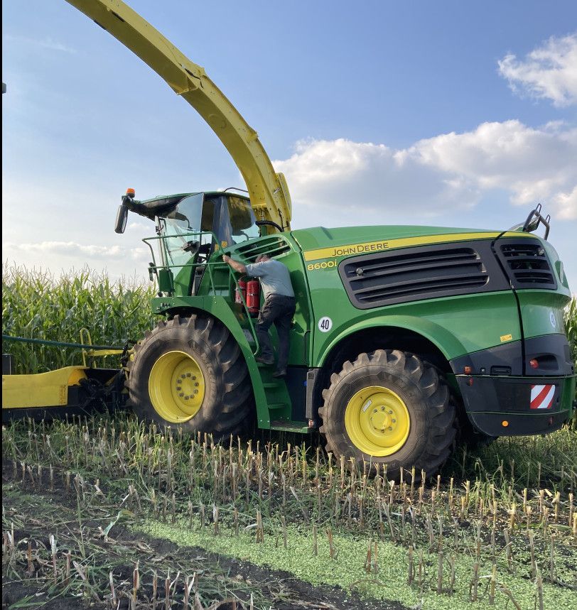 John Deere 8600 including new corn cracker