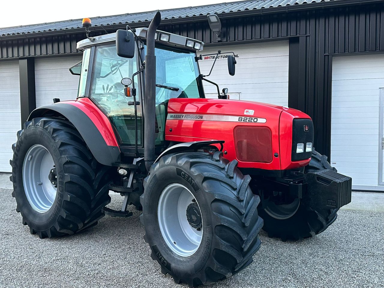 TE KOOP: zeer nette MASSEY FERGUSON 8220