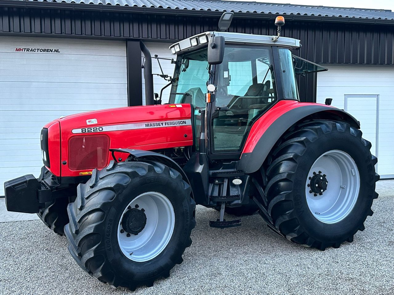 TE KOOP: zeer nette MASSEY FERGUSON 8220