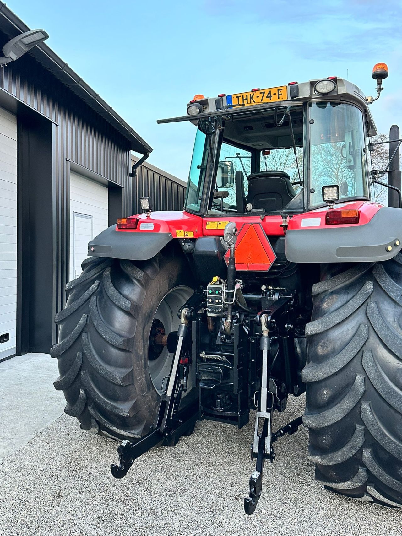 TE KOOP: zeer nette MASSEY FERGUSON 8220