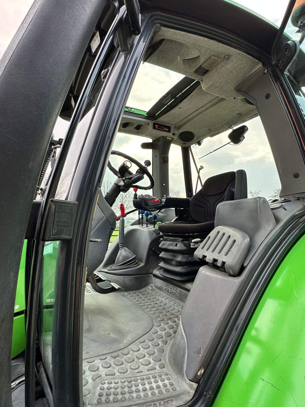 TE KOOP: zeer nette DEUTZ AGROTRON 135