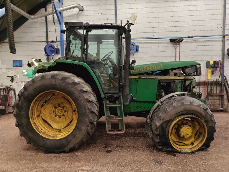John Deere 6910