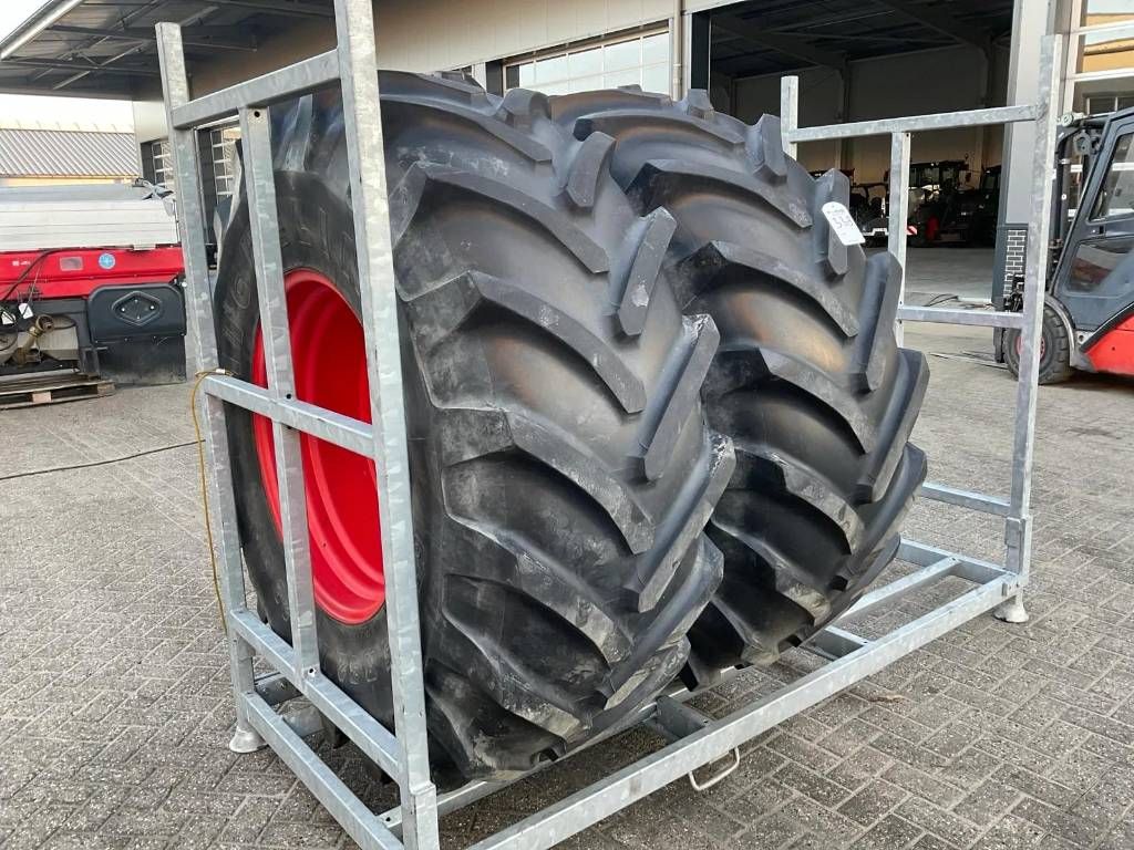 Michelin 650/75 R32 banden op velg