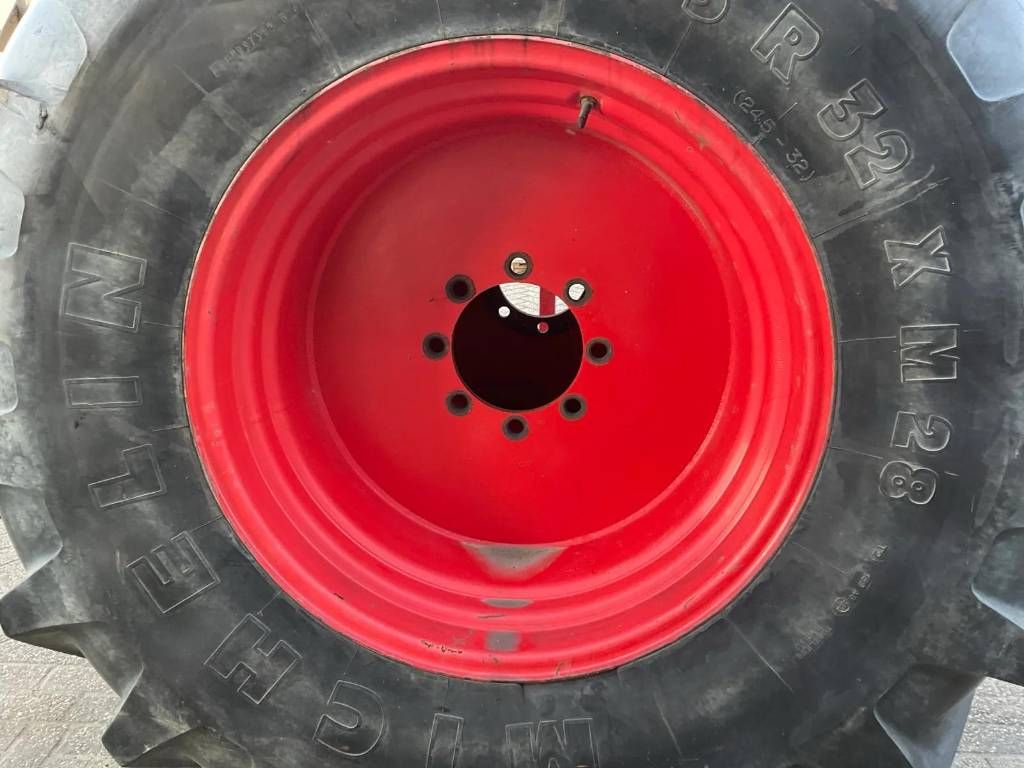 Michelin 650/75 R32 banden op velg