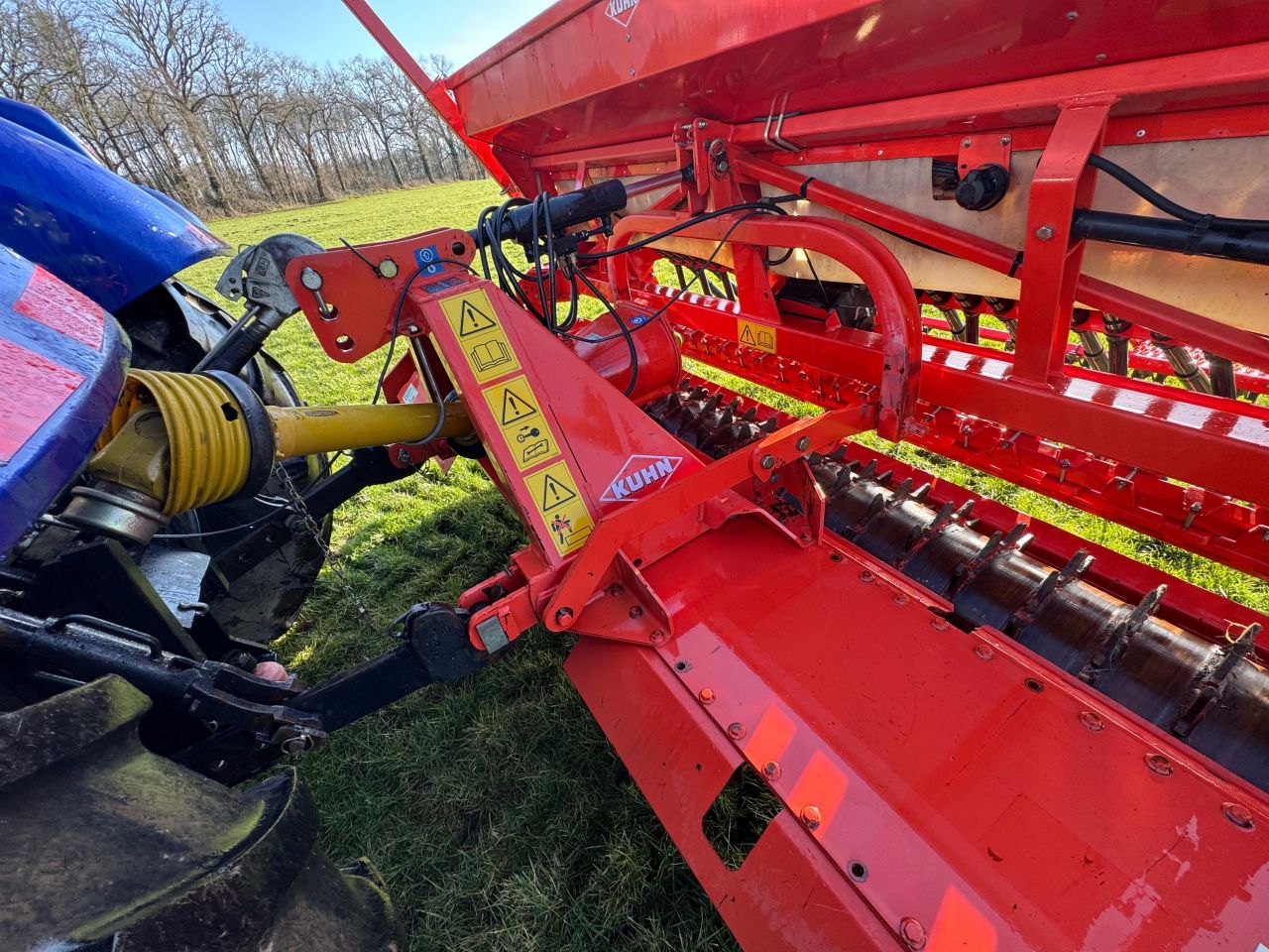 Kuhn HRB 303D met Kuhn Integ2-3M zaaimachine zaaicombinatie