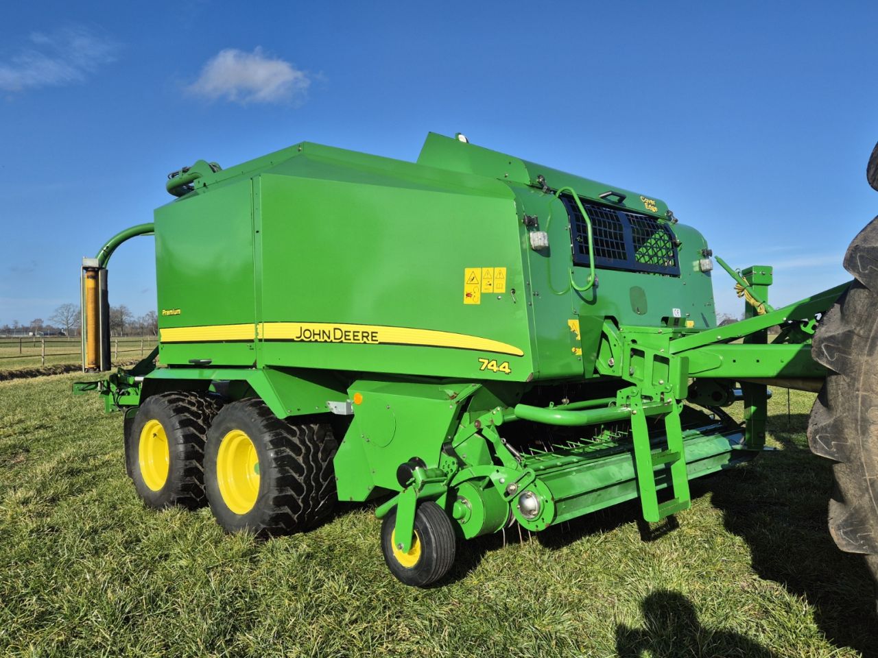 John Deere 744 ronde balenpers pers-wikkelcombinatie