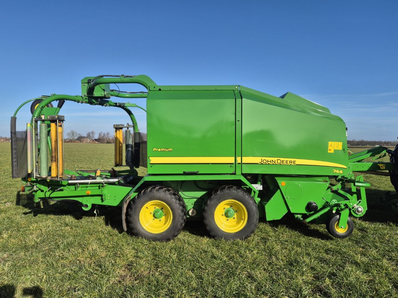 John Deere 744 ronde balenpers pers-wikkelcombinatie