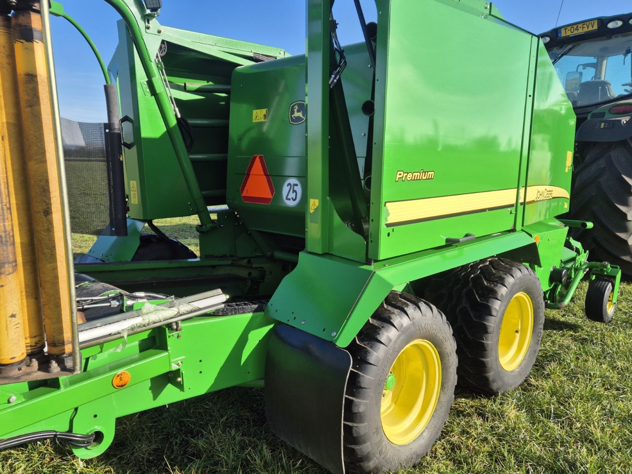 John Deere 744 ronde balenpers pers-wikkelcombinatie