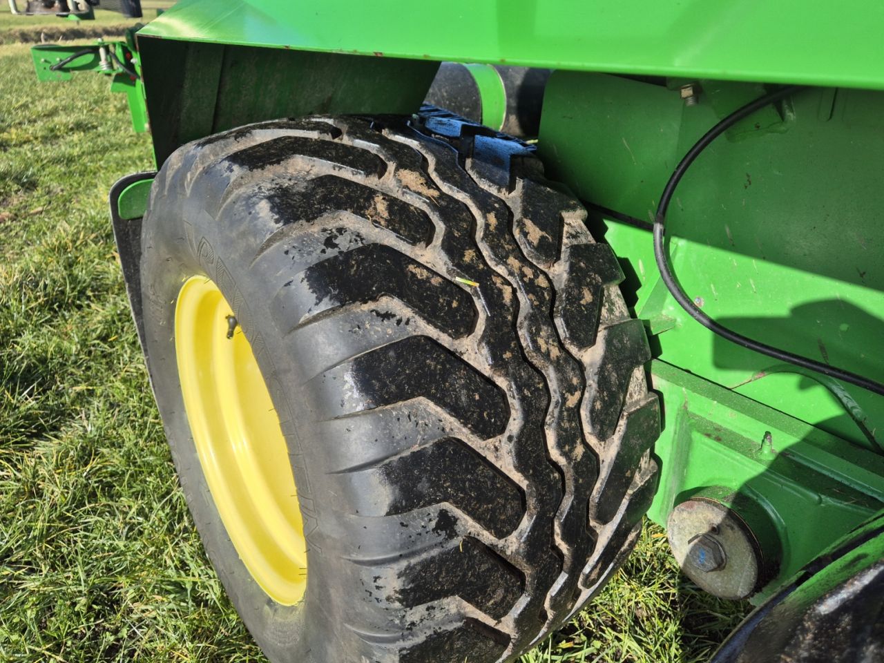 John Deere 744 ronde balenpers pers-wikkelcombinatie