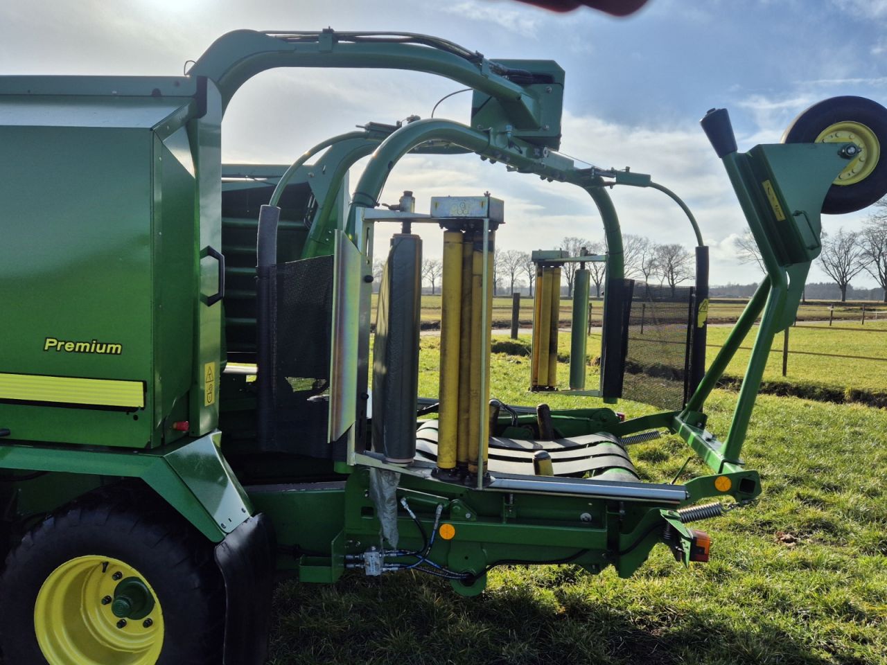 John Deere 744 ronde balenpers pers-wikkelcombinatie
