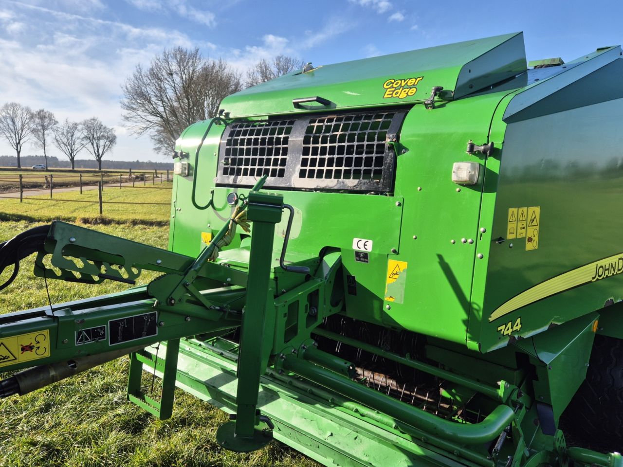 John Deere 744 ronde balenpers pers-wikkelcombinatie