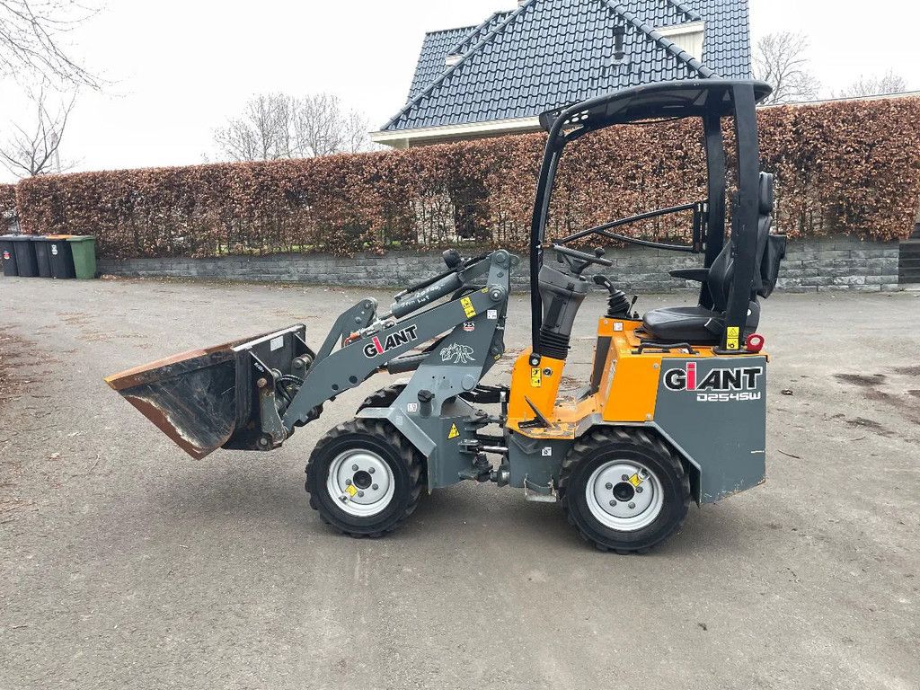 Giant D254SW shovel smalle compacte giant met slechts 423 uur