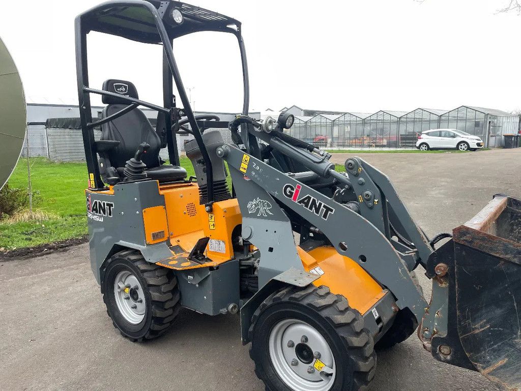 Giant D254SW shovel smalle compacte giant met slechts 423 uur