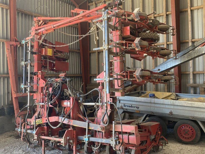 Becker 12 rækket såmaskine med udstyr til flydende gødning. Fronttank m