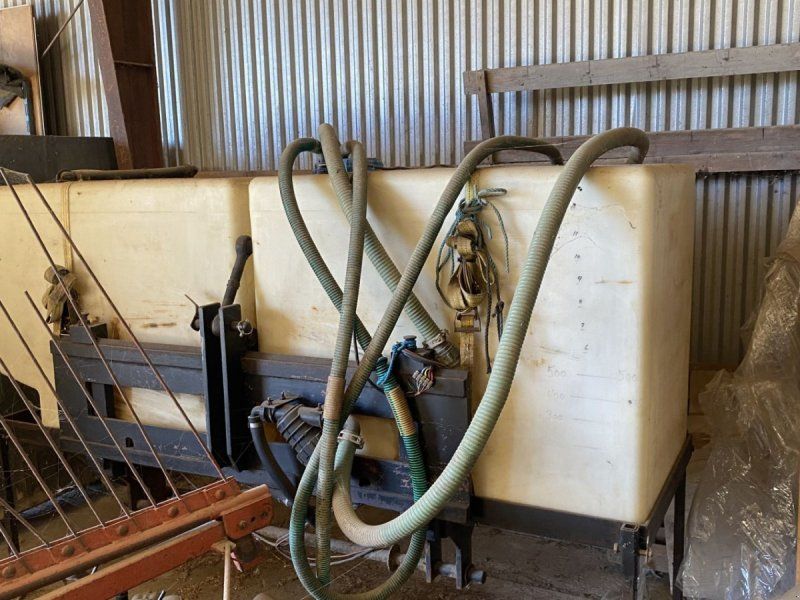 Becker 12 rækket såmaskine med udstyr til flydende gødning. Fronttank m