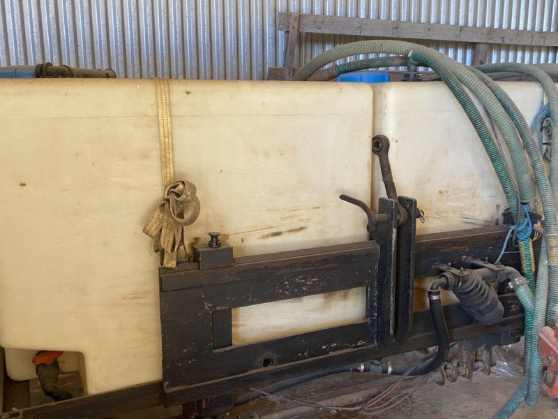 Becker 12 rækket såmaskine med udstyr til flydende gødning. Fronttank m