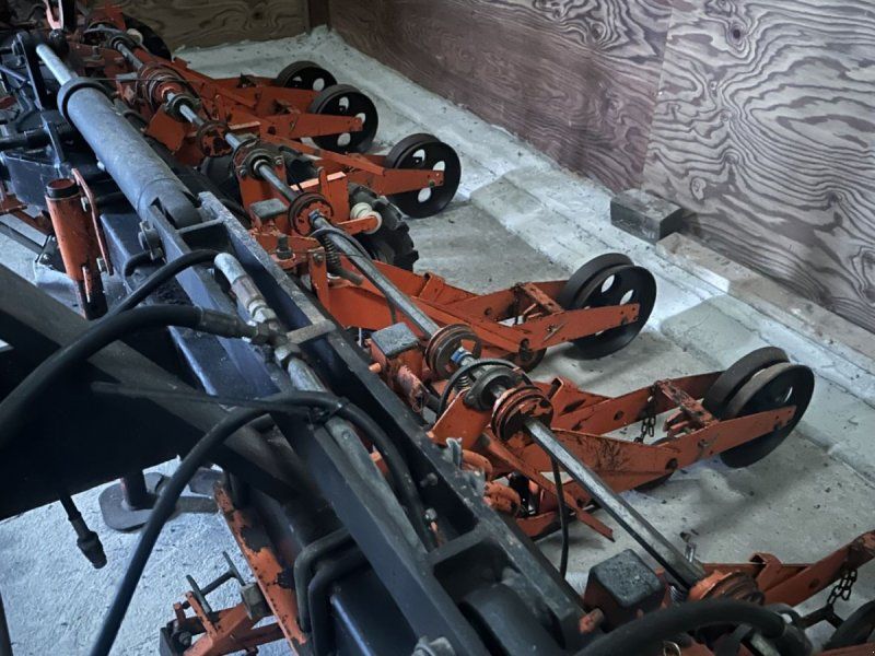 Stanhay 12 rækket maskine. Ombygget til at så spinat. Der medfølger Dele