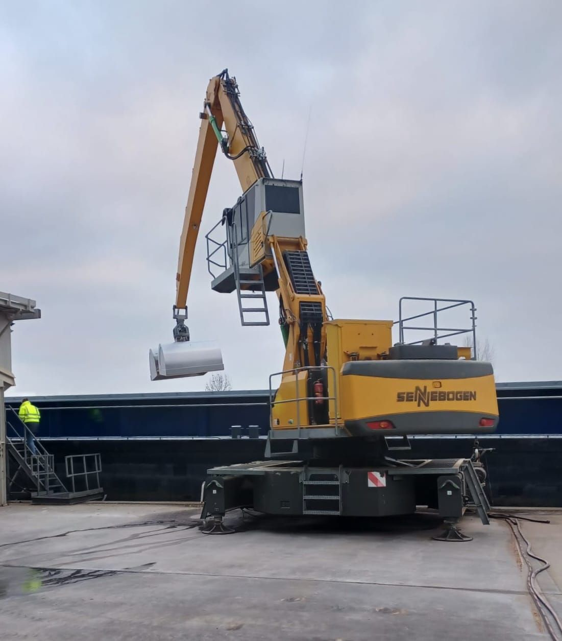 Sennebogen 830 Material Handler