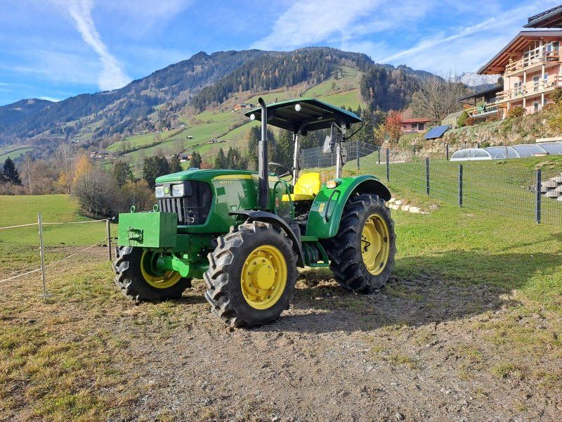 John Deere 5055E