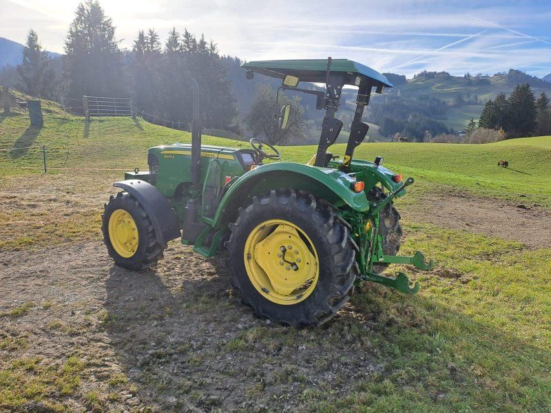 John Deere 5055E