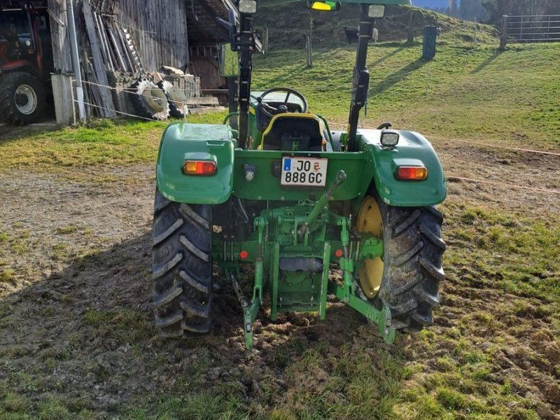 John Deere 5055E