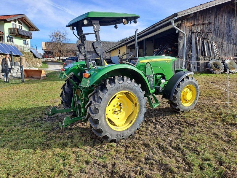 John Deere 5055E