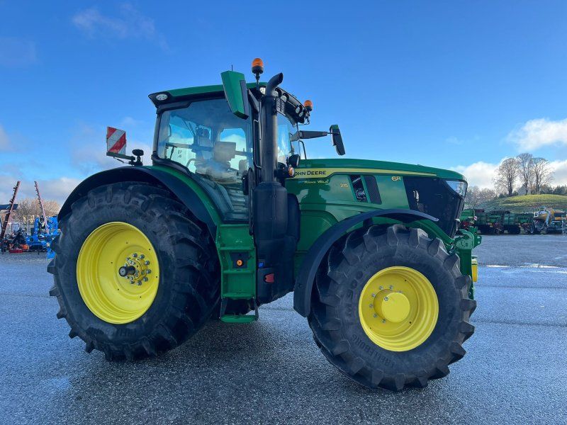 John Deere 6R215