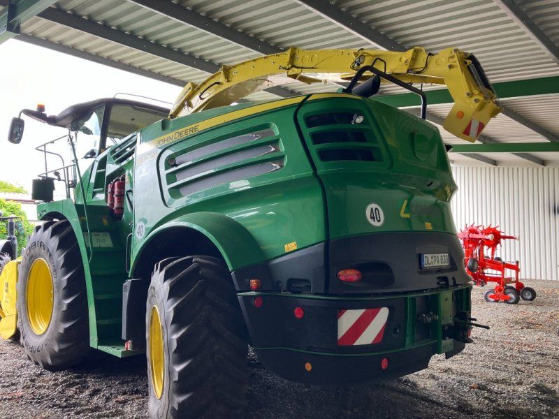 John Deere 8300i mit Kemper 360pro und 639 PickUp