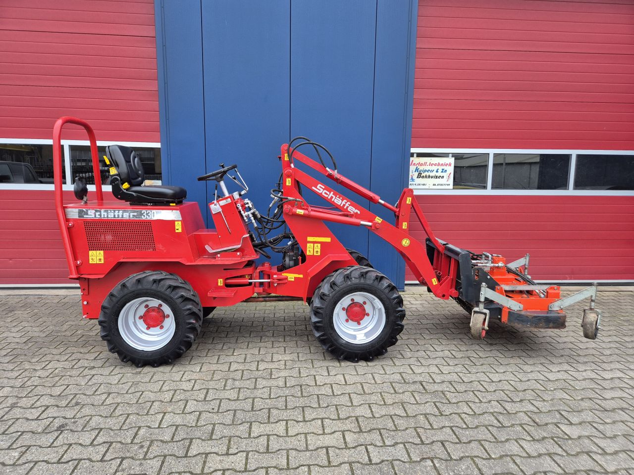 SCHAFFER 330 SHOVEL KUBOTA MET MAAIDEK, GRONDBAK EN MESTKLEM