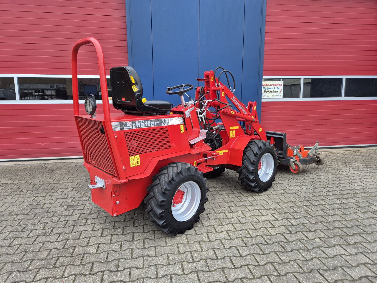 SCHAFFER 330 SHOVEL KUBOTA MET MAAIDEK, GRONDBAK EN MESTKLEM