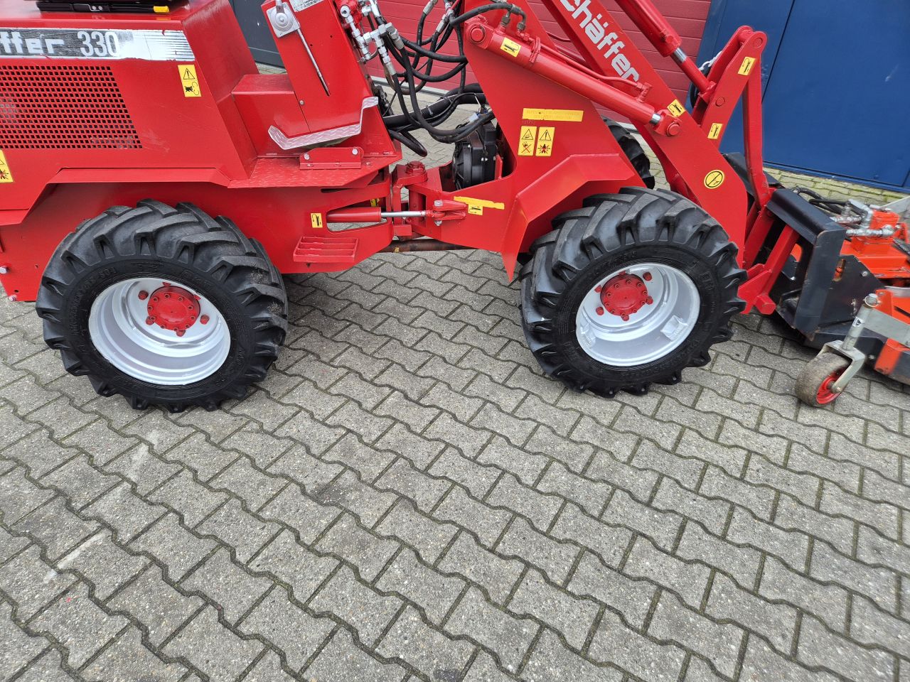 SCHAFFER 330 SHOVEL KUBOTA MET MAAIDEK, GRONDBAK EN MESTKLEM