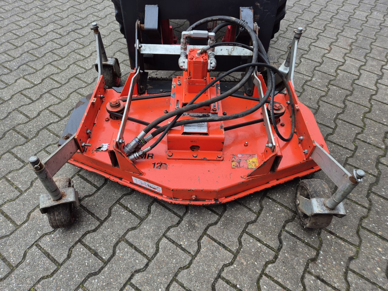 SCHAFFER 330 SHOVEL KUBOTA MET MAAIDEK, GRONDBAK EN MESTKLEM
