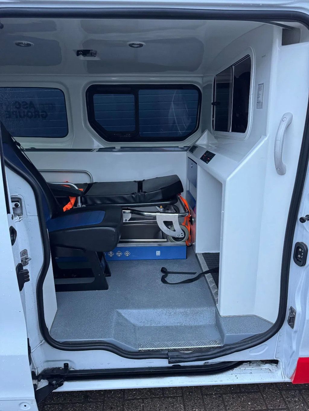 Opel Vivaro **AMBULANCE-RETTUNGSWAGEN**