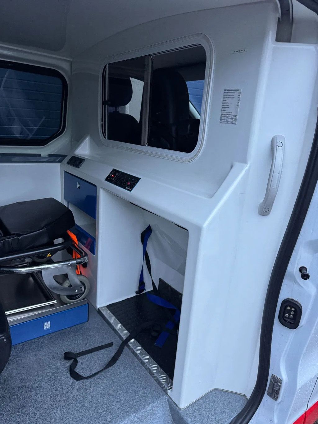 Opel Vivaro **AMBULANCE-RETTUNGSWAGEN**