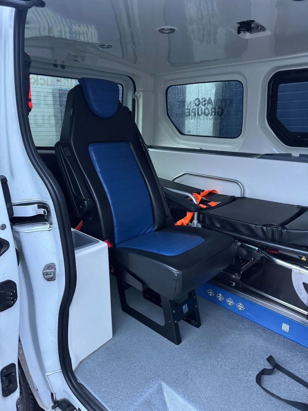 Opel Vivaro **AMBULANCE-RETTUNGSWAGEN**