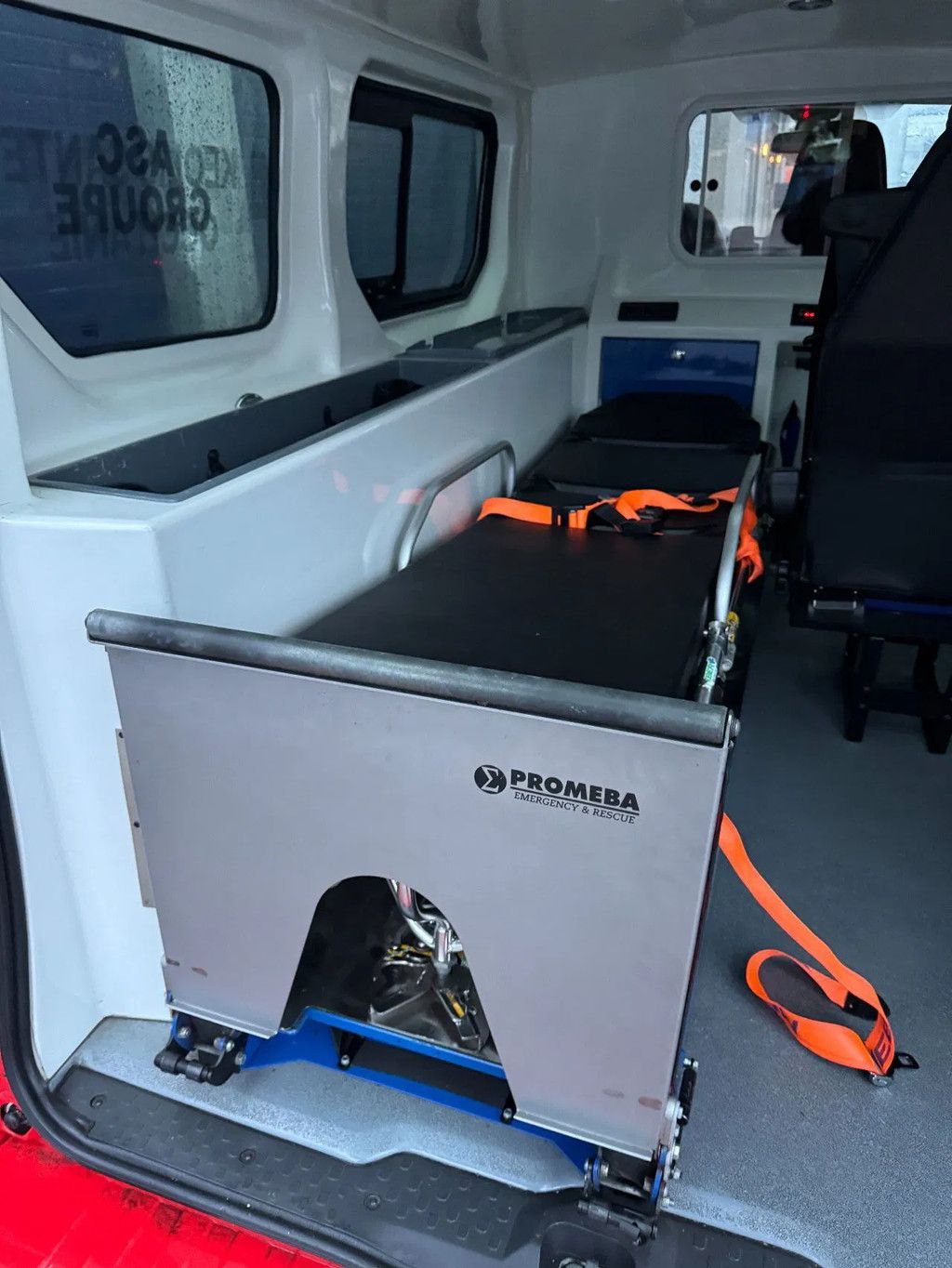 Opel Vivaro **AMBULANCE-RETTUNGSWAGEN**