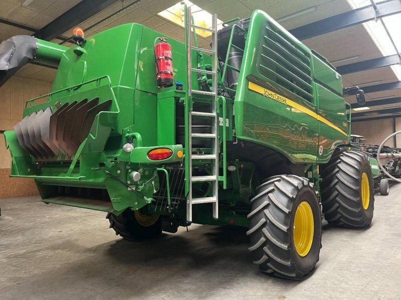 John Deere T670
