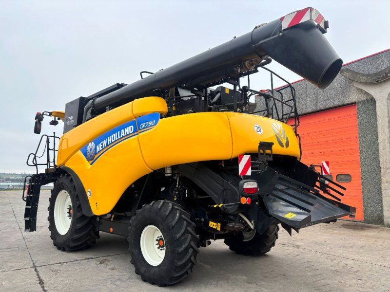 New Holland CR 7.90
