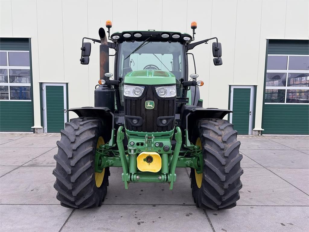 John Deere 6215R