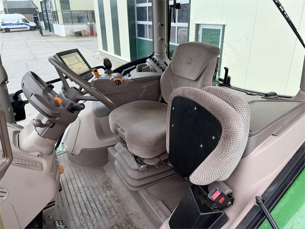 John Deere 6215R