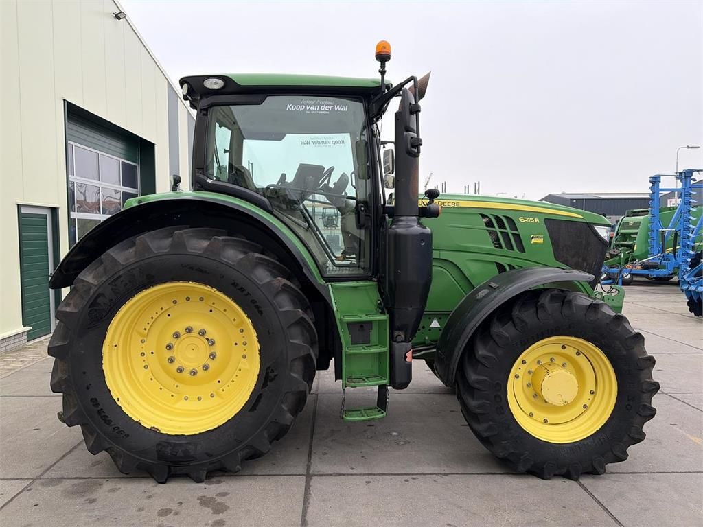 John Deere 6215R