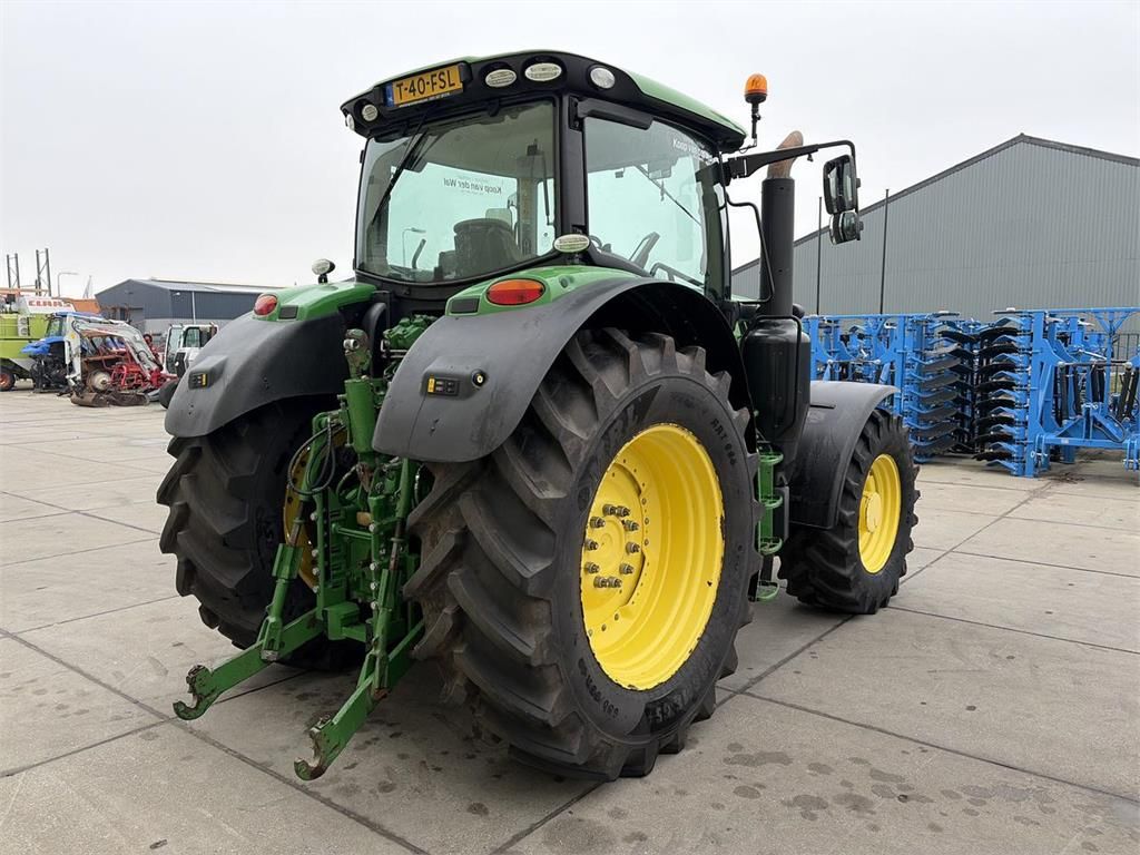 John Deere 6215R