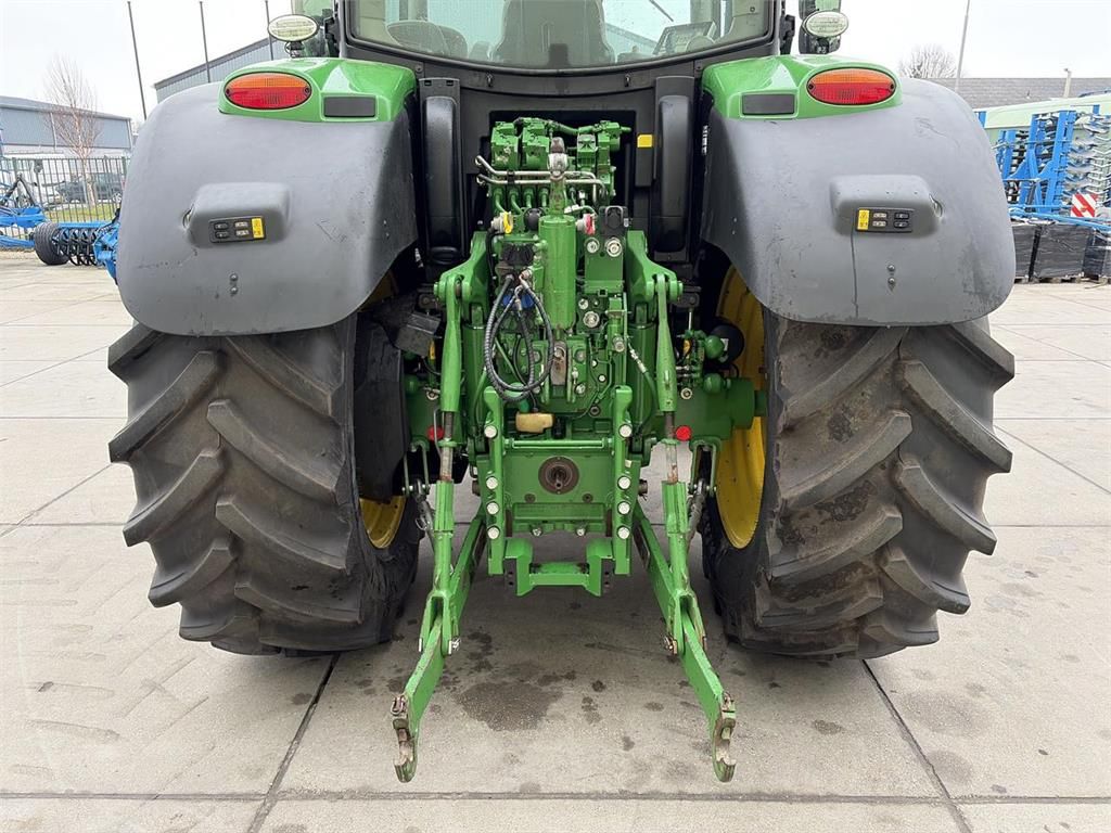 John Deere 6215R